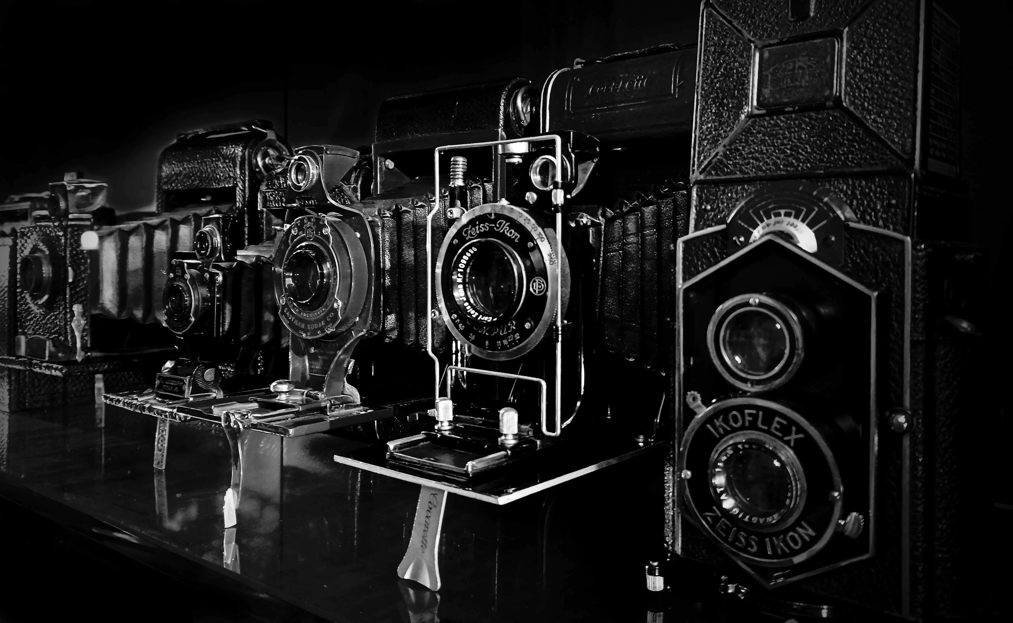 Vintage cameras on a shelf in a museum