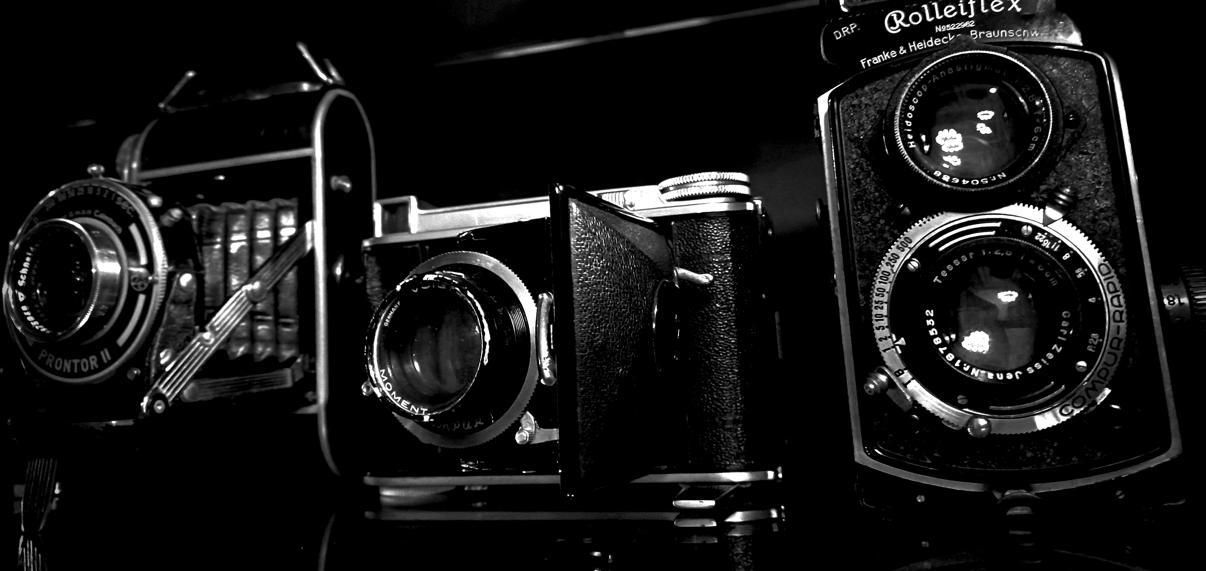 Old cameras on a shelf in a museum