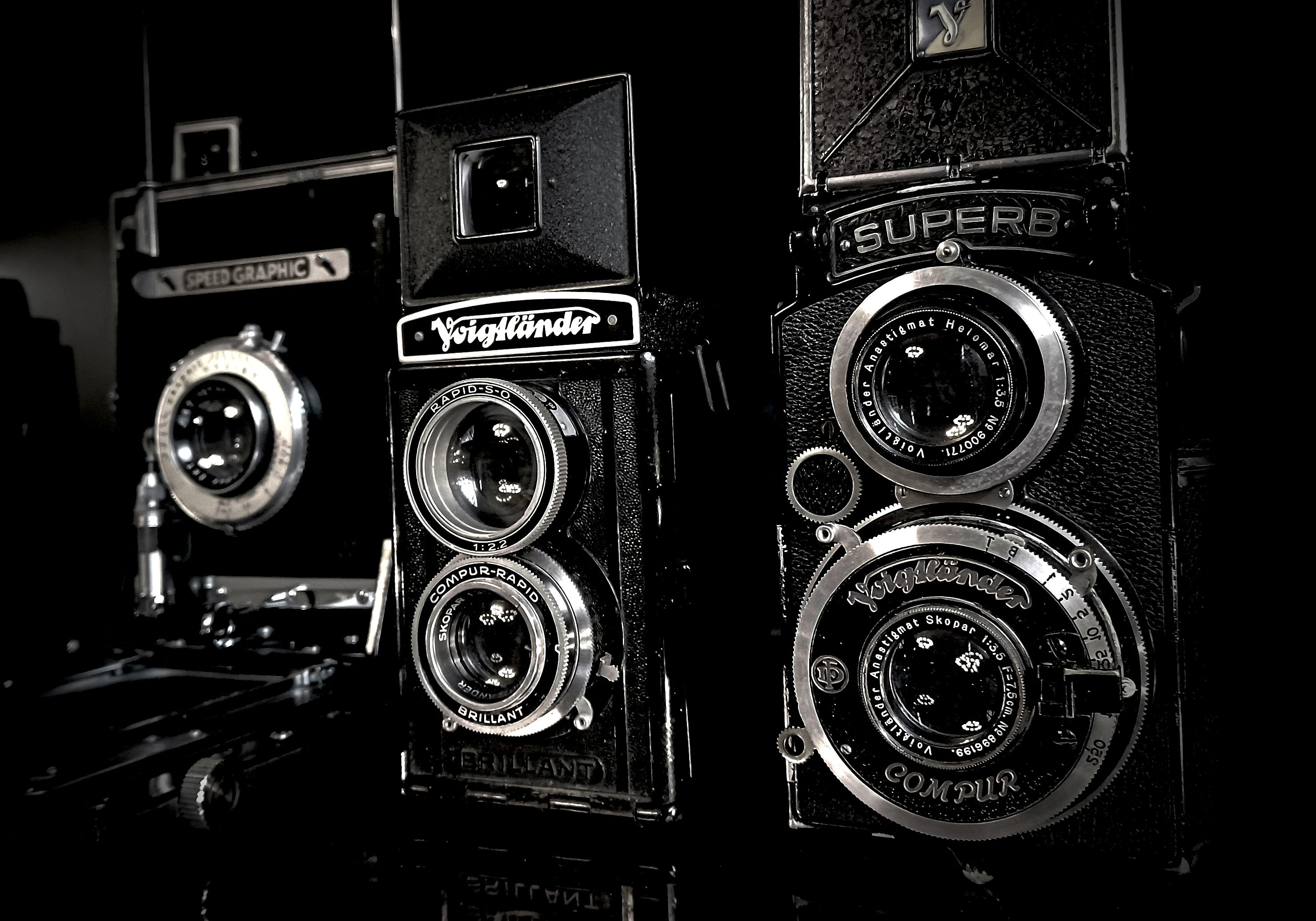 Vintage cameras on a shelf in a museum