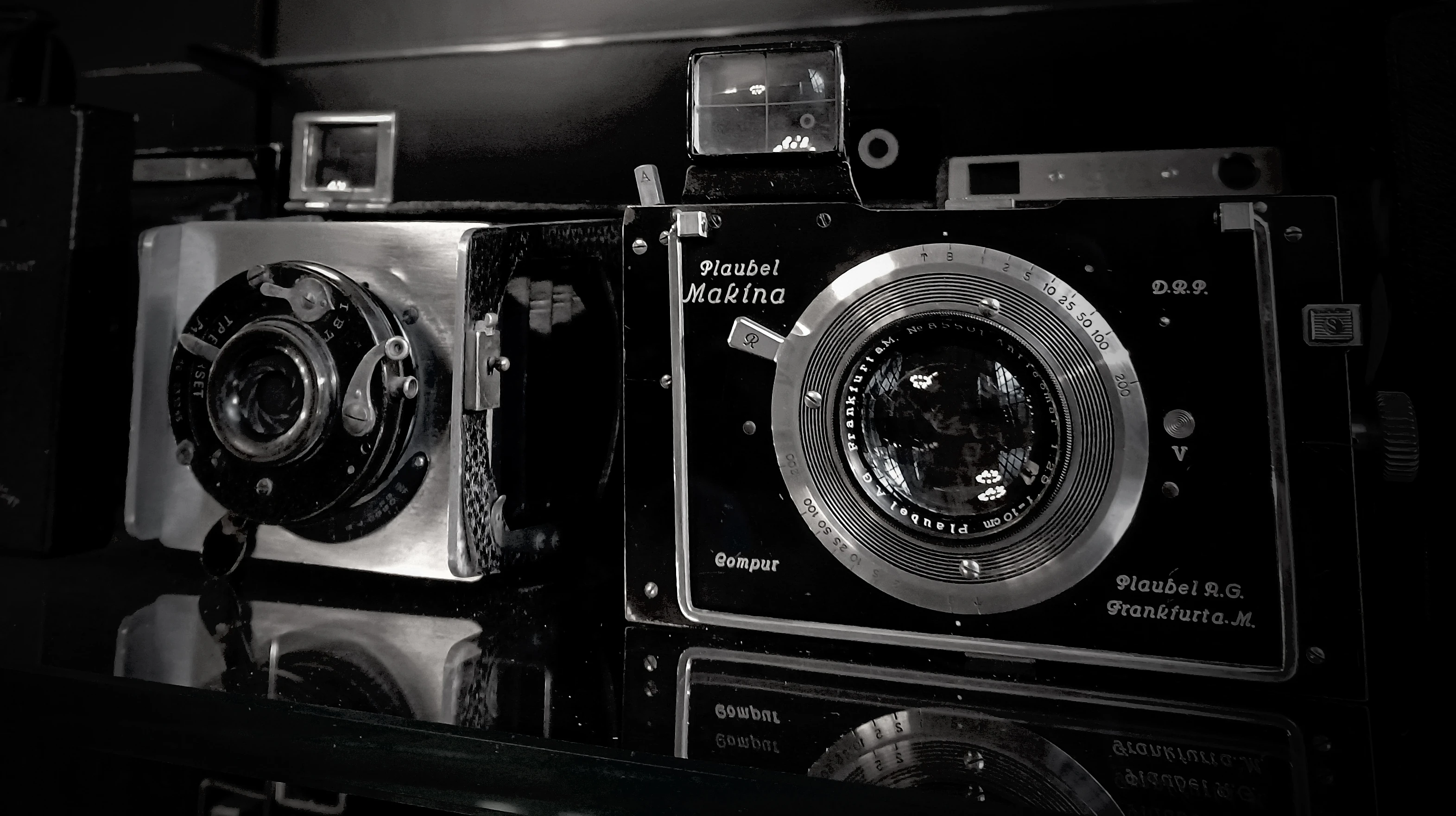 Vintage cameras on a shelf in a museum